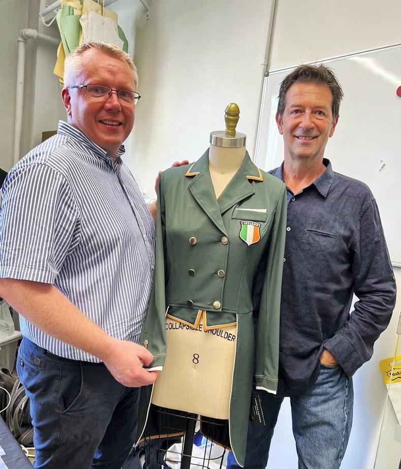 Veste Saharienne Gris Clair avec Chemise à Rayures et Pantalon Gris